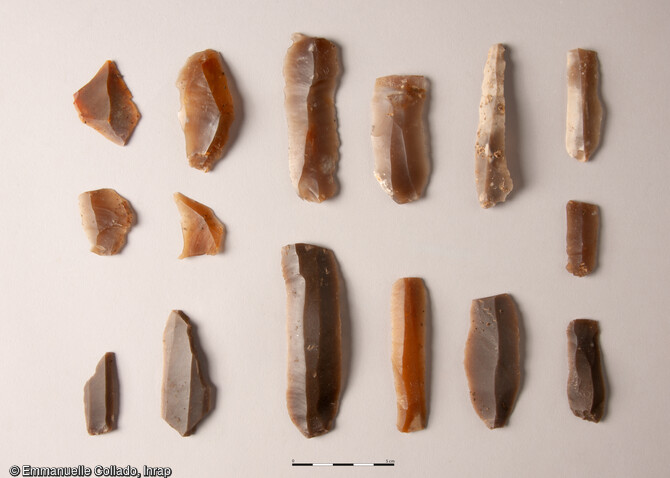 Fragments de bracelets en schiste (en bas) et ébauche de bracelet (en haut), du Néolithique découverts sur la fouille de Châteaugiron (Ille-et-Vilaine), 2023.  Les archéologues ont pu mettre en évidence une succession d’occupations humaines, du Néolithique au haut Moyen Âge, révélant plus de 6 000 ans d’histoire.