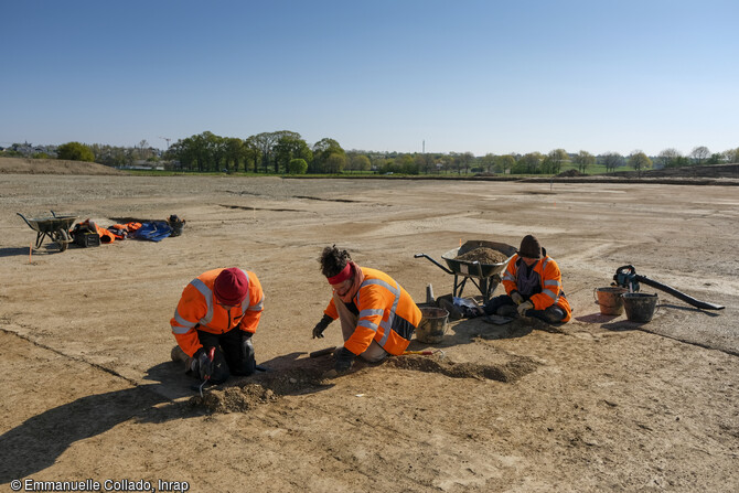 Fouille manuelle du site de Châteaugiron (Ille-et-Vilaine), 2023.  Les archéologues ont pu mettre en évidence une succession d’occupations humaines, du Néolithique au haut Moyen Âge, révélant plus de 6 000 ans d’histoire  