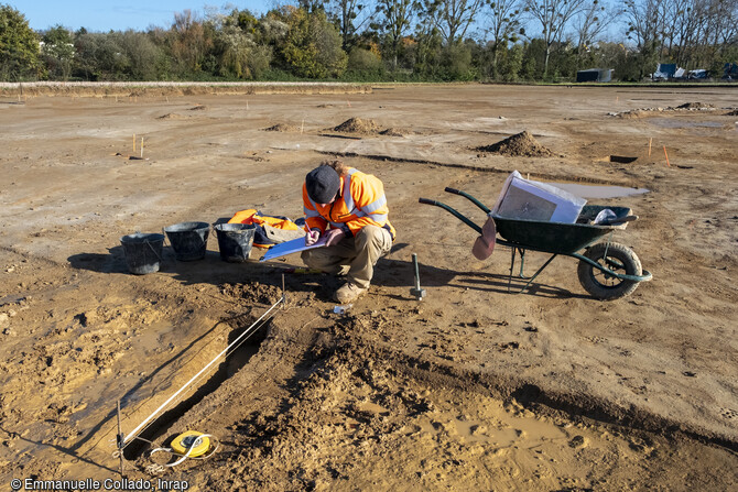 Fouille manuelle du site de Châteaugiron (Ille-et-Vilaine), 2023.  Les archéologues ont pu mettre en évidence une succession d’occupations humaines, du Néolithique au haut Moyen Âge, révélant plus de 6 000 ans d’histoire.