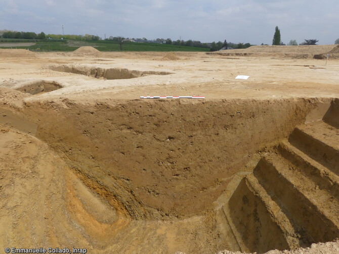 Coupe du fossé de l’un des enclos gaulois découverte sur la fouille de Châteaugiron (Ille-et-Vilaine), 2023.  Les archéologues ont pu mettre en évidence une succession d’occupations humaines, du Néolithique au haut Moyen Âge, révélant plus de 6 000 ans d’histoire.