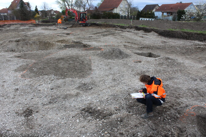 Décapage du site d'Algolsheim (Haut-Rhin) et relevé de structure.