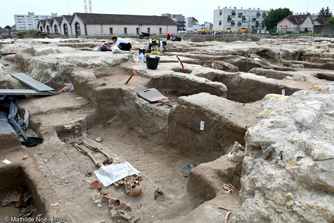 Vue de la zone du chœur de l'église de l'ancienne abbaye de Beaumont à Tours (Indre-et-Loire) en cours de fouille. Présence d'un grand nombre de sépultures. 