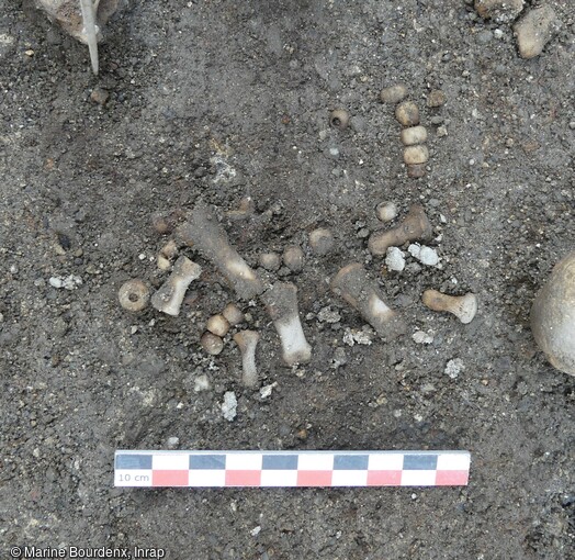 Détail des perles d'un chapelet en cours de dégagement dans une sépulture d'époque carolingienne de l'ancienne église Saint-Genès à Clermont-Ferrand (Puy-de-Dôme).