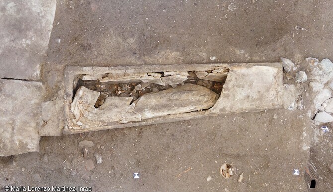 Sarcophage monolithe trapézoïdal en trachyte d'époque carolingienne découvert dans l'ancienne église Saint-Genès à Clermont-Ferrand (Puy-de-Dôme). Le trachyte est une roche volcanique dont les carrières se trouvent non loin, dans la Chaîne des Puys, et qui constitue un exemplaire unique sur le site. Son couvercle en calcaire gréseux ainsi que son insertion stratigraphique suggèrent un remploi à une époque récente.