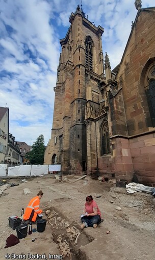 Sépultures en cours de fouille au sud de la collégiale Saint-Martin à Colmar (Haut-Rhin). Des données historiques  et les résultats d'un diagnostic archéologique témoignent d'une occupation ancienne  de cet espace, notamment marquée par la présence du cimetière lié à la collégiale, attesté entre le XIIIe et la fin du XVIIIe siècle. 