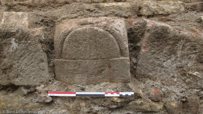 Chapiteau roman en réemploi dans les fondations de la collégiale Saint-Martin à Colmar (Haut-Rhin). La fouille, réalisée au pied de l'édifice, a notamment permis l'observation de ses fondations, mais également d'appréhender ses différentes phases architecturales et d'observer des éléments en réemploi de l'édifice roman. 