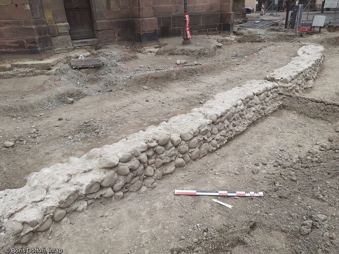 Mur d'enceinte du cimetière au sud de la collégiale Saint-Martin à Colmar (Haut-Rhin). D'après les sources historiques, les bourgeois de Colmar vendent en 1212 un terrain communal pour financer la construction d'un mur de protection autour de l'église et de son cimetière. La fortification des cimetières était chose courante dans l'Alsace médiévale, région en proie à d'incessants conflits : elle permettait aux populations de se mettre à l'abri au sein d'un périmètre consacré, disposant du droit d'immunité (interdiction d'y commettre des actes de violence ou de contrainte) 