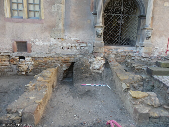 Pièce voûtée découverte au-devant du Corps de Garde (ancienne chapelle Saint-Jacques, mentionnée dans les sources historiques en 1286) à Colmar (Haut-Rhin). Cette pièce totalement voûtée permettait l'accès depuis le cimetière vers le sous-sol de la chapelle, qui servait d'ossuaire. Cette pièce a été démolie peu avant 1578, lors de la transformation de la chapelle en bâtiment civil. 