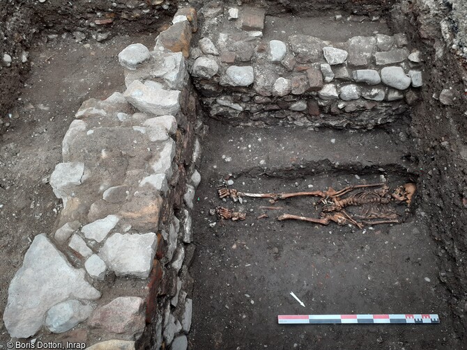 Sépulture située directement à l'arrière du mur oriental de l'ancien  cimetière de l'Ölberg  à Colmar (Haut-Rhin). L'un des apports majeurs de la fouille a été la caractérisation d'un second cimetière au nord-est de la place, créé en 1380, distinct du cimetière Saint-Martin. Ainsi, de la fin du XIVe siècle aux années 1570, deux cimetières ont coexisté au pied  de la collégiale. 