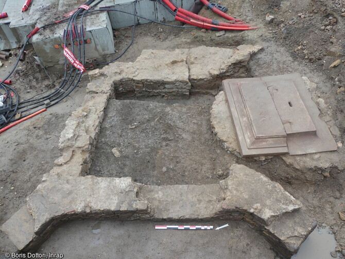 Mise au jour de la chapelle du cimetière de l'Ölberg à Colmar (Haut-Rhin), fin du XVe ou début du XVIe siècle. Il s'agit selon toute vraisemblance, d'une Ölbergkapelle, chapelle ayant accueilli un groupe sculptural représentant le Christ au Mont des Oliviers. Cette hypothèse est corroborée par le fait que le cimetière est nommé Ölberg (Mont des Oliviers). 