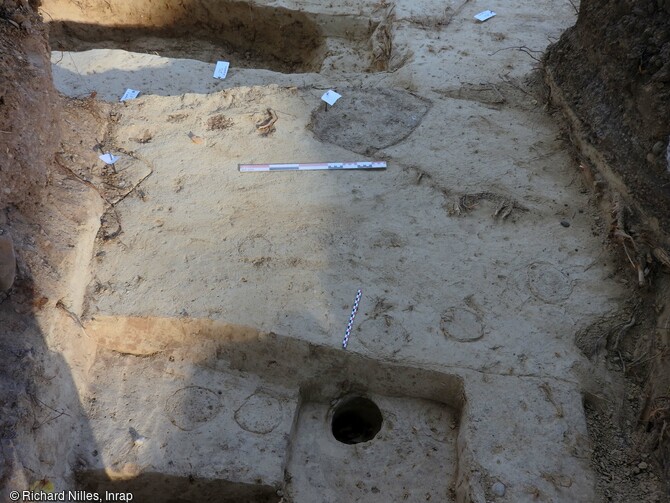 Ce  groupe  de trous de piquets retrouv&eacute; &agrave; Strasbourg concernerait une premi&egrave;re occupation du site attribu&eacute; au Haut-Empire.