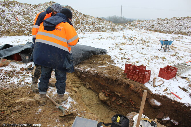 Fouille en cours d'un tas de déblais sur le site de Drulingen sous la neige.