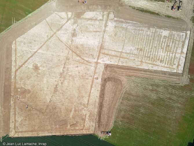 Vue aérienne de l'enclos d'habitation et de production ainsi que celui dédié à la culture en tranchée d'époque gallo-romaine à Frénouville (Calvados). 