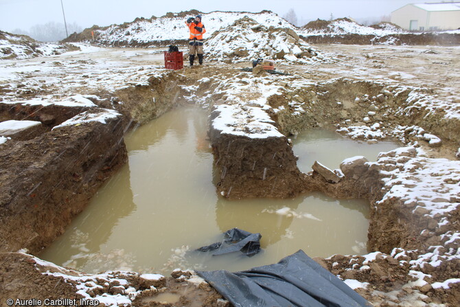 Mise en place du relevé en coupe de la cave antique inondée sur le site de Drulingen (Bas-Rhin).