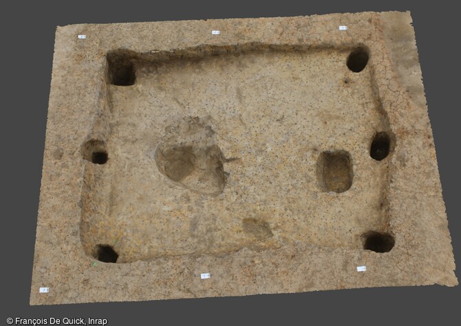 Fond de cabane mis au jour à Onnaing (Nord), d'époque carolingienne à 6 poteaux avec au centre des traces d'aménagement pour l'installation probable d'un métier à tisser. 