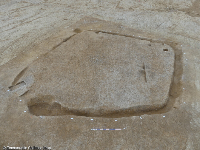 Maison de l'âge du Fer, dégagée par les archéologues à Pleumeleuc (Ille-et-Vilaine).