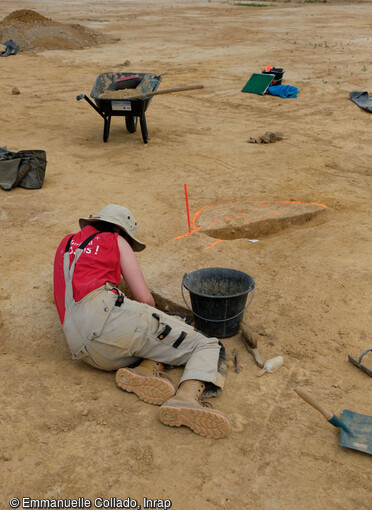 Fouille manuelle par des archéologues à Pleumeleuc (Ille-et-Vilaine). Ce site a pour particularité de concerner à la fois une occupation domestique de type habitat mais également une nécropole à incinération. La densité importante de vestiges fossoyés mis au jour atteste d'une occupation longue qui traverse le 1er et second âge du Fer, probablement entre les VIe et IIe siècles avant note ère. 