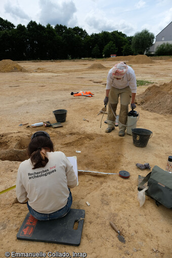 Fouille manuelle par des archéologues à Pleumeleuc (Ille-et-Vilaine). Ce site a pour particularité de concerner à la fois une occupation domestique de type habitat mais également une nécropole à incinération. La densité importante de vestiges fossoyés mis au jour atteste d'une occupation longue qui traverse le 1er et second âge du Fer, probablement entre les VIe et IIe siècles avant note ère.