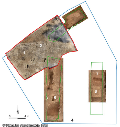 Vue zénithale du chantier archéologique de Vic-sur-Seille (Moselle). En bleu, emprise du diagnostic ; en rouge, emprise de la fouille. 1 : Logis épiscopal neuf (XVe-XVIIIe s.), 2 : Escalier à vis, 3 : tour en fer à cheval (XIIIe-XVe s.), 4 fausse-braie (XVIe s.), 5 quart de rond (à partir du XVe s.), 6 construction type latrine, 7 cimetière paroissial (VIIe-XIIe s.). 