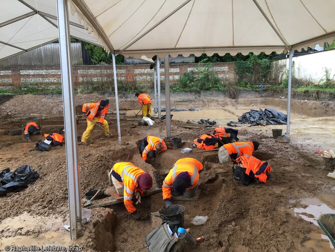 Cimetière en cours de fouille à Yvetot (Seine-Maritime). Créé vers 1740-1746, suite à la saturation du cimetière paroissial, en lien avec l'explosion démographique de la ville (essor de l'industrie du coton), le cimetière est à son tour rapidement saturé puisque sa fermeture est actée en 1783, date de la dernière inhumation.