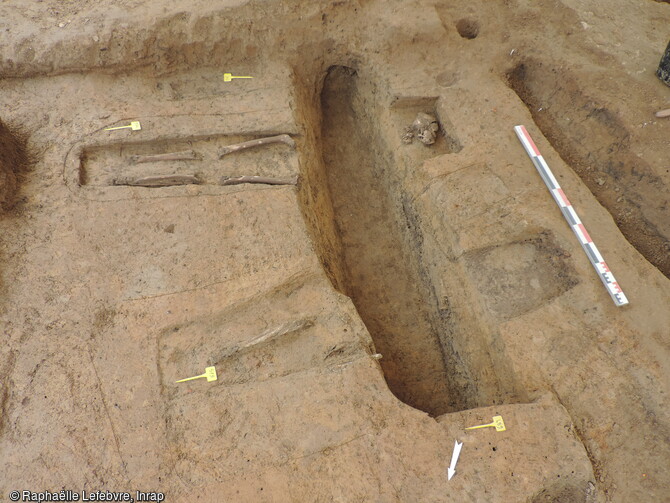 Recoupement de sépulture avec changement d'orientation dans le cimetière d'époque moderne à Yvetot (Seine-Maritime). 