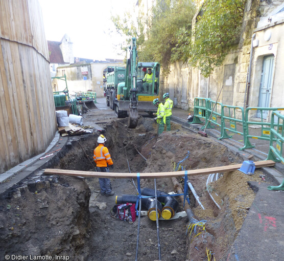 Suivi des travaux dans la rue du Cloître-Saint-Cyr dans le centre historique de Nevers (Nièvre) en 2023. Des travaux d'extension du réseau de chauffage urbain dans le quartier de la cathédrale ont été l'occasion pour les archéologues de l'Inrap d'apporter de nouvelles informations sur la topographie urbaine depuis l'antiquité tardive ou le bas moyen-âge jusqu'à l'époque actuelle. 