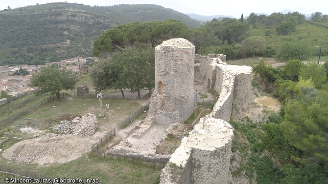 Vue de la fin de fouille du château de Clermont-L'Hérault (Hérault) en 2023. Le logis adossé à la souche carrée du donjon a été vidé de son comblement. Les puissants murs entièrement dégagés restituent désormais le plan d'un espace ouvert (9,80 x 3,90 m) doté d'un sol caladé. 