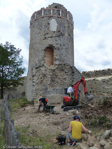 Les agents de l'Inrap et les membres de l'association Cité des Guilhem lors de la fouille du château de Clermont-L'Hérault (Hérault) en 2023.