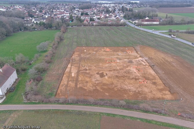 Vue aérienne de l'emprise ouverte de la fouille à Arc-sur-Tille (Côte-D'Or). Au cours du Quaternaire jusqu'à aujourd'hui, la Bresse a connu des inondations périodiques en raison de la formation d'un barrage naturel dans la région de Lyon. La Saône, qui traverse le bassin tectonique de la Bresse, possédait une énergie insuffisante pour percer ce barrage, ce qui l'a amenée à augmenter son niveau et à créer un vaste plan d'eau.  