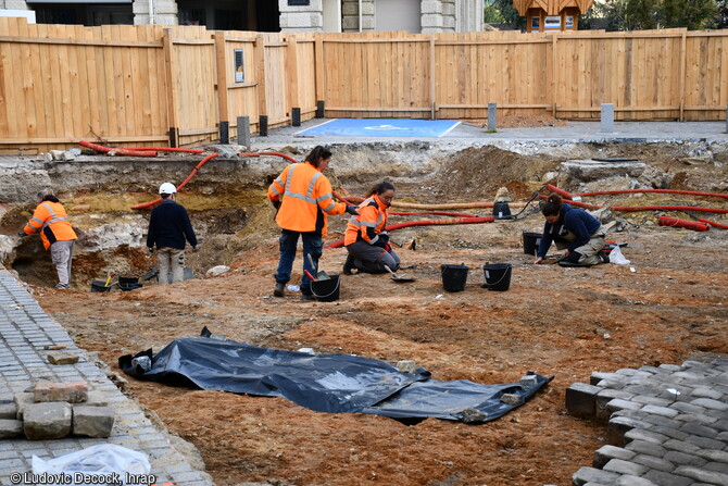 Vue générale de la fouille de la place Saint-Maclou à Mantes-La-Jolie (Yvelines) en 2023. Les recherches ont pour objectif de déterminer l'organisation des espaces publics, privés et religieux de la place depuis le Moyen Âge jusqu'au XVIIIe siècle. 