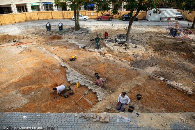 Fouille de la place Saint-Maclou à Mantes-La-Jolie (Yvelines) en 2023. Cette zone correspond en partie au périmètre de l'ancien marché. Les archéologues ont mis au jour des blocs en calcaire et un ancien faubourg qui rappelle les constructions médiévales datant des XIIe-XIVe siècles. 