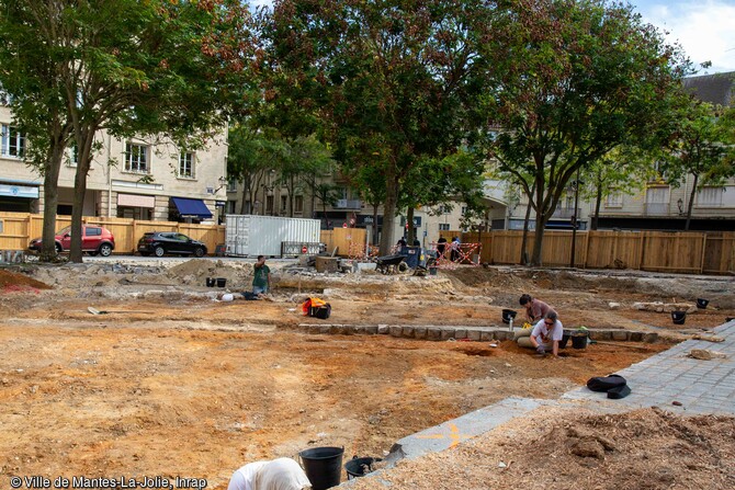 Fouille de la place Saint-Maclou à Mantes-La-Jolie (Yvelines) en 2023. Cette zone correspond en partie au périmètre de l'ancien marché. Les archéologues ont mis au jour des blocs en calcaire et un ancien faubourg qui rappelle les constructions médiévales datant des XIIe-XIVe siècles.