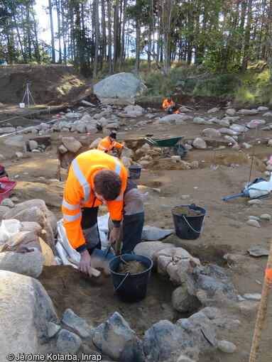Restes d'un four &agrave; poix, situ&eacute; &agrave; 1600 m d'altitude en cours de fouille &agrave; Bolqu&egrave;re (Pyr&eacute;n&eacute;es-Orientales) en 2019. Ces vestiges sont assez exceptionnelles et appartiennent &agrave; une activit&eacute; sp&eacute;cifique, aujourd'hui disparue celle de l'extraction de la poix : goudron v&eacute;g&eacute;tal extrait du bois d'arbres de la famille des conif&egrave;res. Ce four est dat&eacute; du Ve si&egrave;cle - d&eacute;but VIe si&egrave;cle.