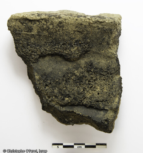 Restes de goudron v&eacute;g&eacute;tal sur un gros morceau de r&eacute;cipient mis au jour au cours de la fouille du four &agrave; poix en 2019 &agrave; Bolqu&egrave;re (Pyr&eacute;n&eacute;es-Orientales). En contexte pastoral, le goudron v&eacute;g&eacute;tal servait essentiellement &agrave; soigner la gale des troupeaux de brebis et de ch&egrave;vres, mais aussi comme vermifuge et comme d&eacute;sinfectant. 