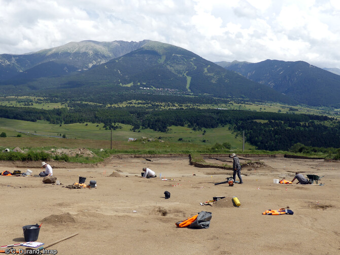 La fouille de Bolquère (Pyrénées-Orientales) en 2023 dans son environnement montagnard sur le flanc méridional du massif granitique du Carlit. 