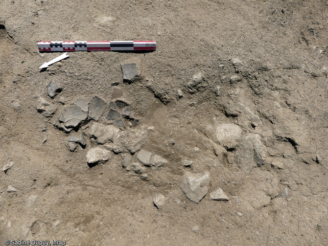 Céramiques à plat mises au jour dans une légère cuvette à Bolquère (Pyrénées-Orientales) en 2023. Elles sont attribuables au Néolithique/Âge du Bronze. 