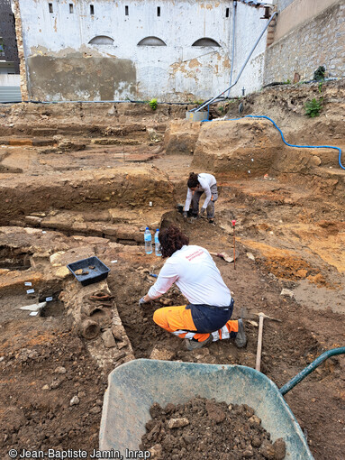 Entrepôt dans le quartier du port fluvial antique à Narbonne (Aude) en cours de fouille en 2023. De nombreuses canalisations ont été identifiées, deux d'entre elles se recoupent, attestant une modification du réseau hydraulique. 