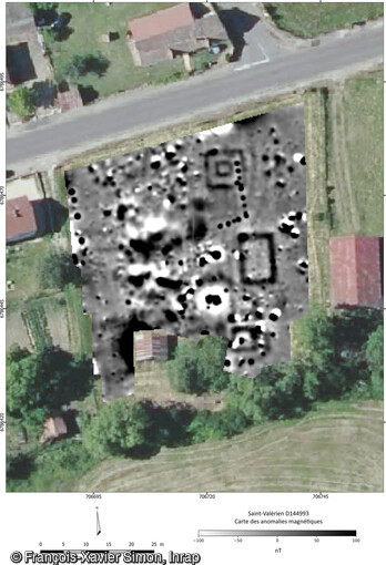 Carte des anomalies magnétiques sur fond aérien (orthophotographie IGN) de l'ensemble cultuel antique de Saint-Valérien (Yonne).