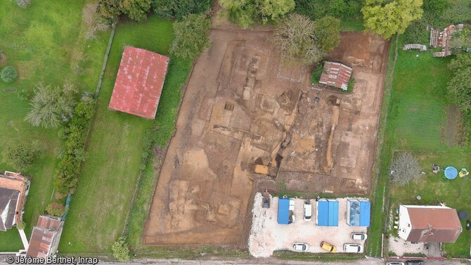 Vue aérienne de la fouille du site cultuel antique de Saint-Valérien (Yonne).