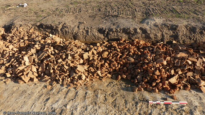 Mat&eacute;riaux en terre cuite (tuiles creuses, briques, parois de four) d&eacute;couverts sur le site de l'atelier de tuileries &agrave; Beaupr&eacute;au-en-Mauges (Maine-et-Loire). Cet atelier est une des rares tuileries m&eacute;di&eacute;vales du XIIe si&egrave;cle fouill&eacute;es sur le territoire fran&ccedil;ais. Les arch&eacute;ologues ont mis au jour un enclos et en son sein un b&acirc;timent. L'activit&eacute; tuili&egrave;re s'effectuait principalement en dehors de l'enclos : elle est caract&eacute;ris&eacute;e par une zone d'extraction, un four av&eacute;r&eacute;, ainsi qu'un possible b&acirc;timent annexe.&nbsp; 