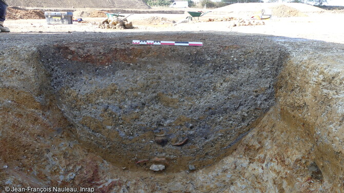 Fosse d'extraction mise au jour en 2020 &agrave; Beaupr&eacute;au-en-Mauges (Maine-et-Loire) sur le site de l'atelier de tuileries m&eacute;di&eacute;vales, datant probablement du XIIe si&egrave;cle. Elle est combl&eacute;e par des st&eacute;riles couvrant le gisement argileux (argile impropre et limon graveleux) 