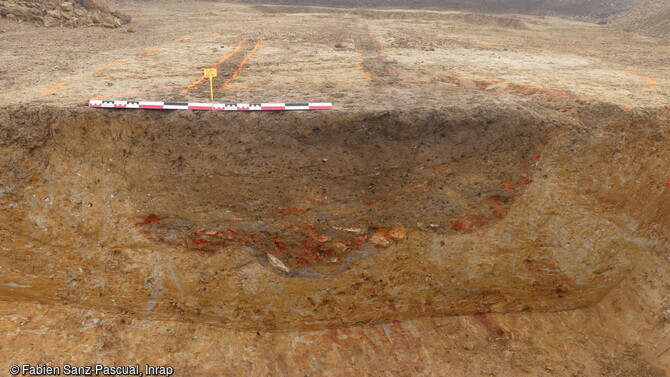 Fosse d'extraction mise au jour en 2020 &agrave; Beaupr&eacute;au-en-Mauges (Maine-et-Loire) sur le site de l'atelier de tuileries m&eacute;di&eacute;vales, datant probablement du XIIe si&egrave;cle. Elle est combl&eacute;e en partie par des mat&eacute;riaux en terre cuite provenant de rat&eacute;s de cuisson. 