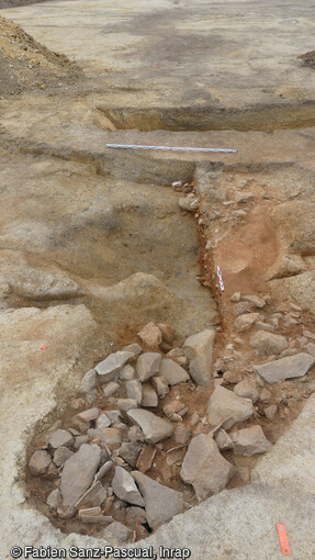 Reste du four mis au jour en 2020 &agrave; Beaupr&eacute;au-en-Mauges (Maine-et-Loire) sur le site de l'atelier de tuileries m&eacute;di&eacute;vales, datant probablement du XIIe si&egrave;cle. Ce four n'a &eacute;t&eacute; d&eacute;couvert que d&eacute;mantel&eacute; et rejet&eacute; dans la fosse d'extraction principale. Sa base &eacute;tait construite en gros blocs de quartzites et en tuiles creuses, tandis que sa vo&ucirc;te &eacute;tait arm&eacute;e avec des files juxtapos&eacute;es de pots emboit&eacute;s. 