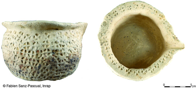 Exemplaire d'un pot grossi&egrave;rement model&eacute; portant de multiples empreintes de poin&ccedil;on cruciforme, d&eacute;couvert sur le site de l'atelier de tuileries m&eacute;di&eacute;vales (datant probablement du XIIe si&egrave;cle) &agrave; Beaupr&eacute;au-en-Mauges (Maine-et-Loire) en 2020.