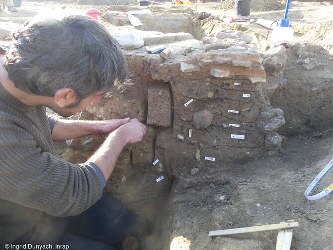 Prélèvement sédimentaires en cours par Alessandro Peinetti (UMR5140) pour réaliser des analyses micromorphologiques et des études paléoenvironnementales afin d'étudier les sols de la maison de l'âge du Fer à Béziers (Hérault). Ces études nous aideront à préciser la nature exacte des activités pratiquées. 