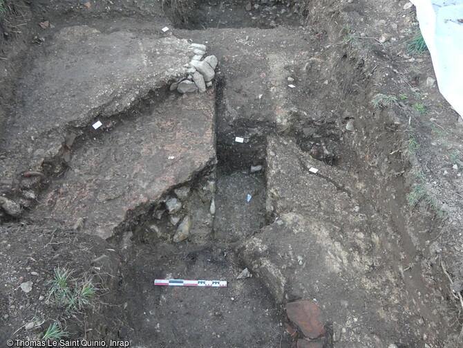 Quartier de l'agglom&eacute;ration antique de Brioratis mis au jour en 2020 &agrave; Briord (Ain). Ce quartier s'&eacute;tant d&eacute;velopp&eacute; &agrave; partir de la voie antique install&eacute;e d&egrave;s le d&eacute;but du 1er si&egrave;cle, pr&eacute;sente des vestiges du 1er au IIIe si&egrave;cle de notre &egrave;re : superposition de sols avec dallage arrach&eacute; et tranch&eacute;e de r&eacute;cup&eacute;ration de mur. 