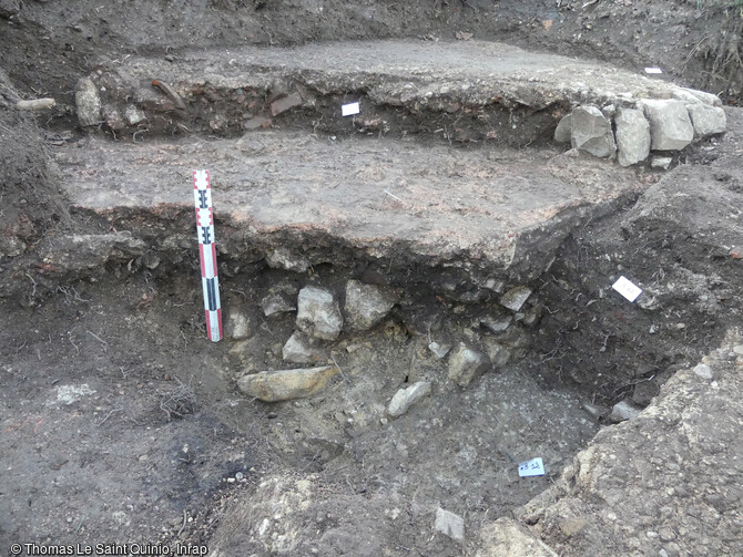 Quartier de l'agglom&eacute;ration antique de Brioratis mis au jour en 2020 &agrave; Briord (Ain). Ce quartier s'&eacute;tant d&eacute;velopp&eacute; &agrave; partir de la voie antique install&eacute;e d&egrave;s le d&eacute;but du 1er si&egrave;cle, pr&eacute;sente des vestiges du 1er au IIIe si&egrave;cle de notre &egrave;re : d&eacute;tail de radiers et de sols.