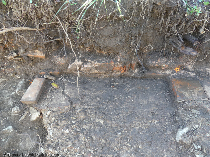 Quartier de l'agglom&eacute;ration antique de Brioratis mis au jour en 2020 &agrave; Briord (Ain). Ce quartier s'&eacute;tant d&eacute;velopp&eacute; &agrave; partir de la voie antique install&eacute;e d&egrave;s le d&eacute;but du 1er si&egrave;cle, pr&eacute;sente des vestiges du 1er au IIIe si&egrave;cle de notre &egrave;re : sol avec pilettes d'un hypocauste partiellement d&eacute;gag&eacute;. 