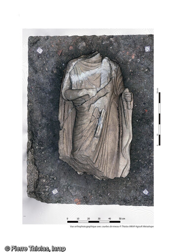 Photogramm&eacute;trie du corps en 3D, de la statue monumentale en calcaire datant de la 1&egrave;re moiti&eacute; du 1er s. apr&egrave;s notre &egrave;re, d&eacute;couverte dans les remblais bordant la voie antique &agrave; Briord (Ain) en 2020. L'utilisation de la photogramm&eacute;trie a permis la manipulation et l'&eacute;tude &agrave; distance de cet objet fragile n&eacute;cessitant une restauration. Elle repr&eacute;sente un notable portant une toge toga (ce qui implique la citoyennet&eacute; romaine).&nbsp;