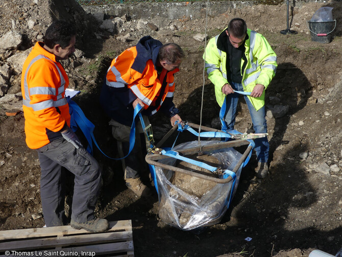 D&eacute;gagement de la statue monumentale en calcaire datant de la 1&egrave;re moiti&eacute; du 1er s. apr&egrave;s notre &egrave;re, &agrave; Briord (Ain) en 2020. Son pr&eacute;l&egrave;vement a &eacute;t&eacute; relativement d&eacute;licat compte tenu de son poids d&eacute;passant les 200 kg et de son &eacute;tat avec un corps pr&eacute;sentant de nombreuses fissures.&nbsp;
